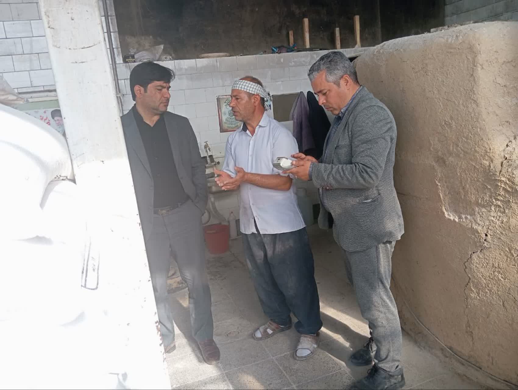 بازدید فرماندار از نانواییهای چهاربرج؛ مشکلی در تامین آرد و نان نداریم