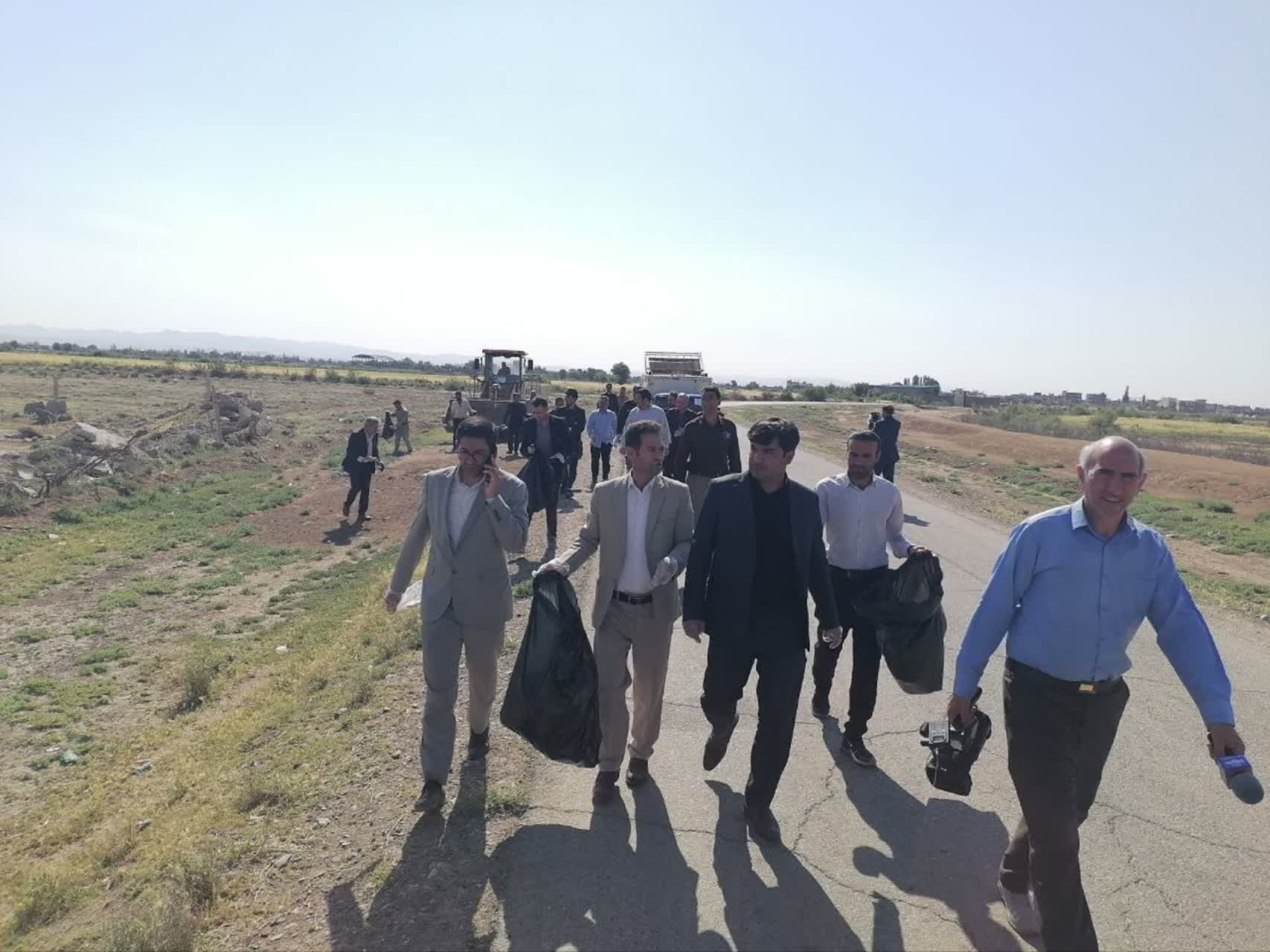 پاکسازی مسیر منصورآباد به آغداش با مشارکت فرماندار و مسئولان چهاربرج