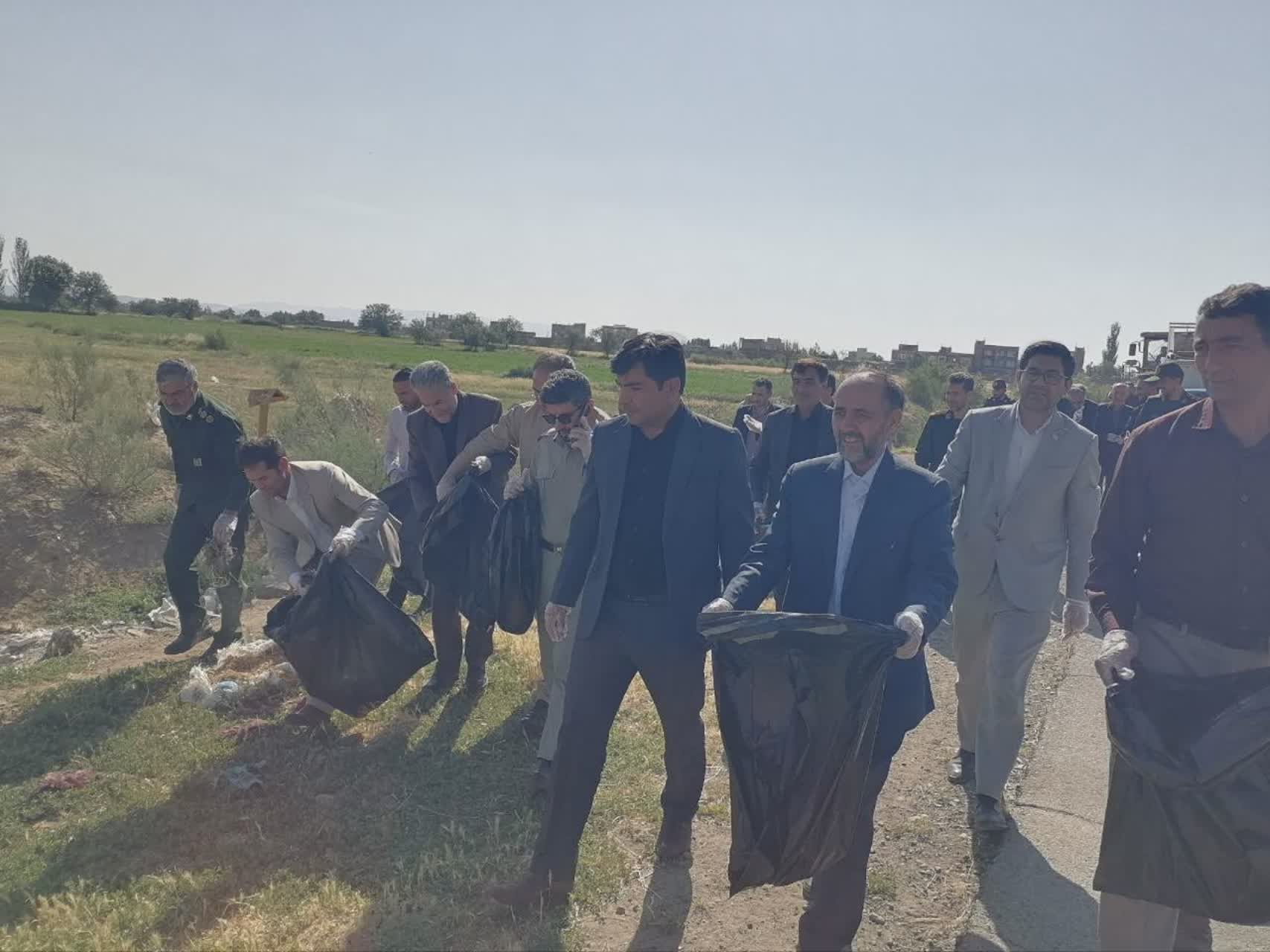 پاکسازی مسیر منصورآباد به آغداش با مشارکت فرماندار و مسئولان چهاربرج